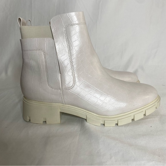 Journee Collection Jeeva Ivory Boots Size 11 M New - Picture 8 of 9